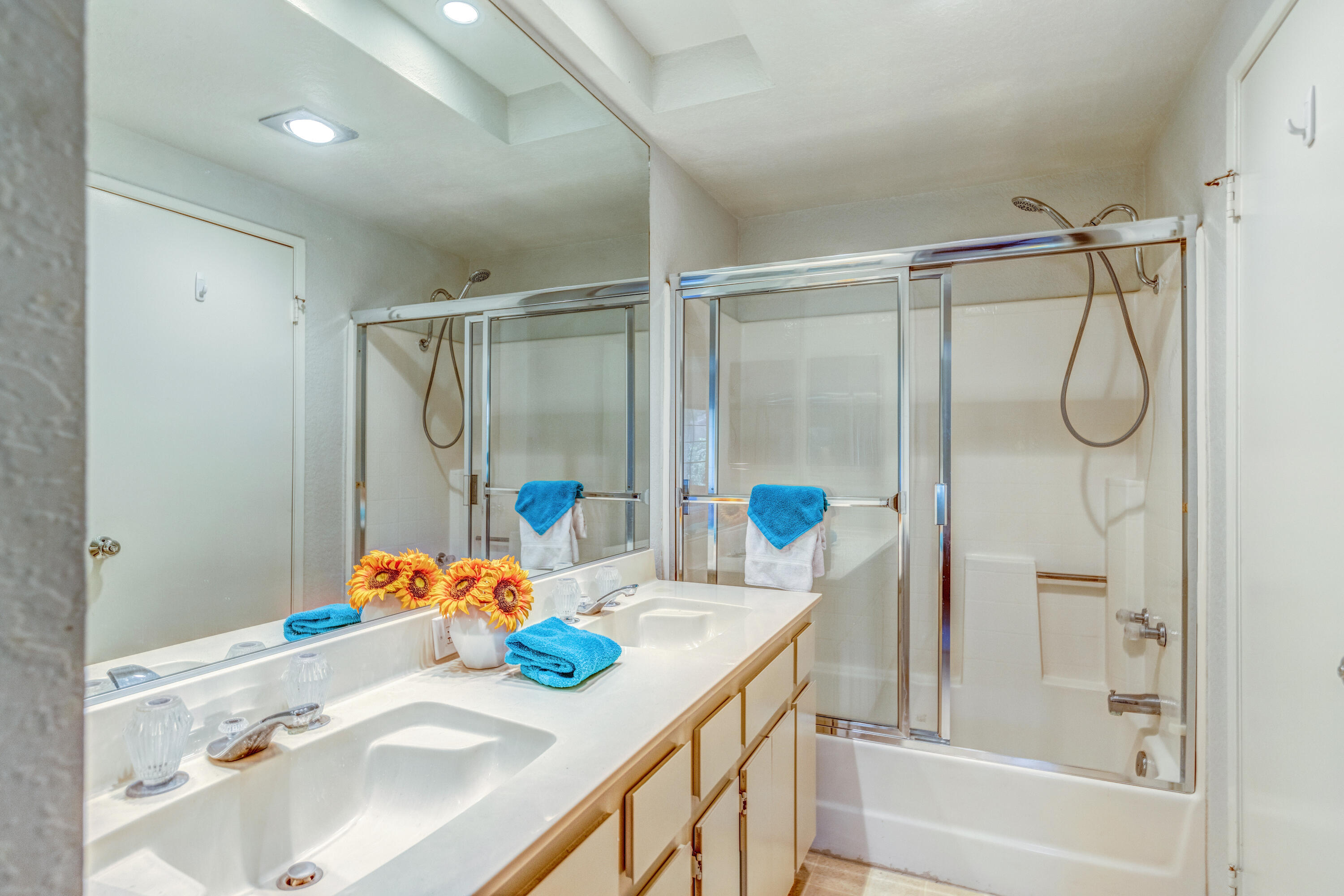 2700 Lawrence Crossley Road, Unit 9 Palm Springs, CA 92264 - Photo 17 of 27 a bathroom with a sink mirror shower and a bath tub