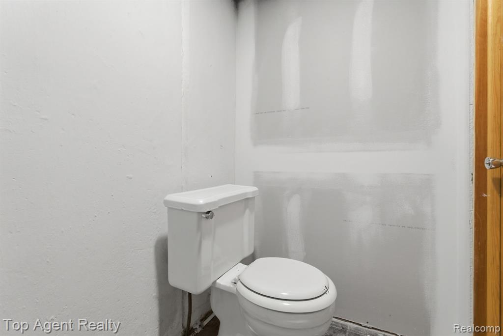 32306 Baintree Road Farmington Hills, MI 48334 - Photo 32 of 42