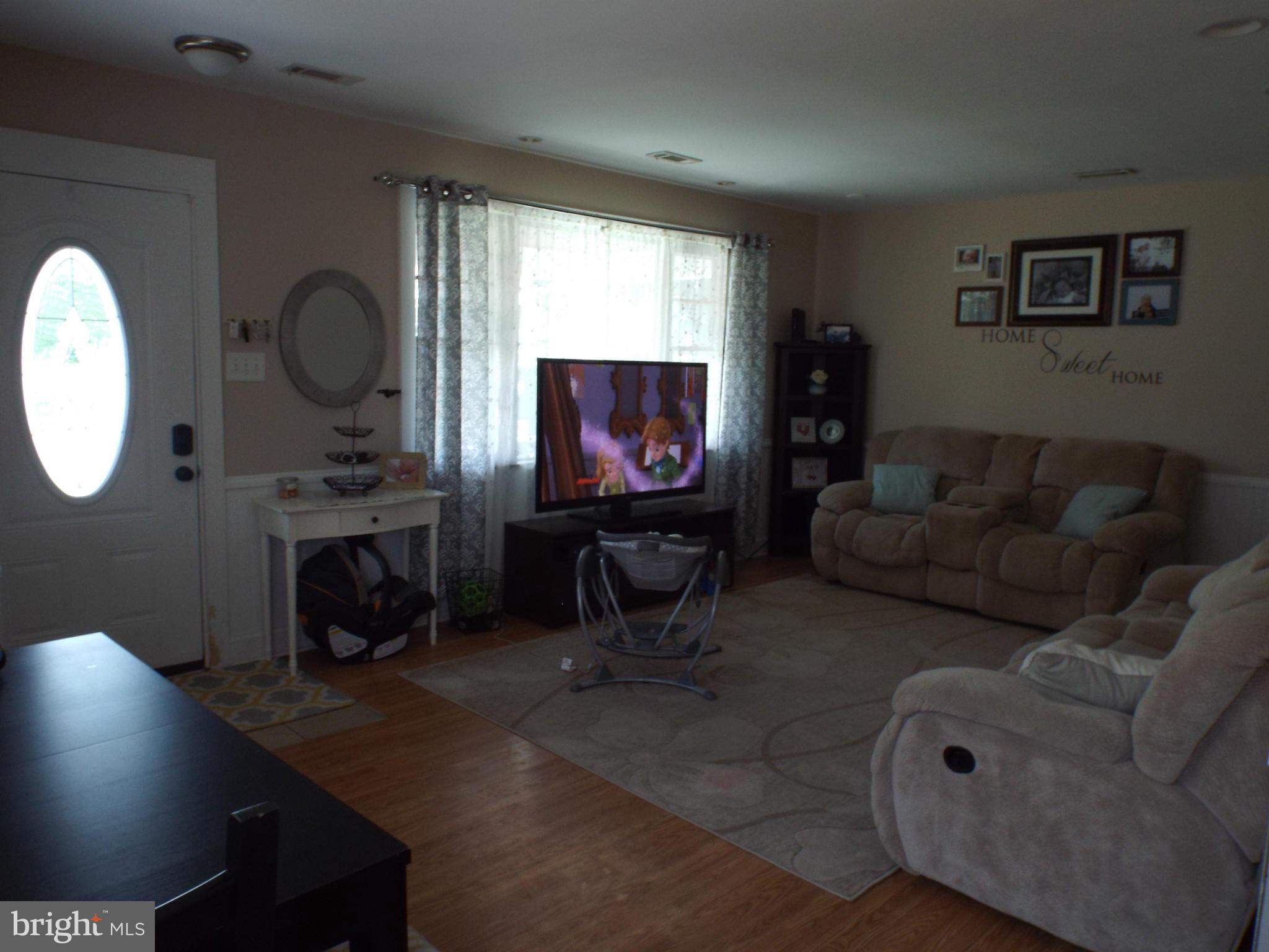 176 Dale Road Pasadena, MD 21122 - Photo 8 of 30 Living Room