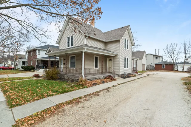 $1,950 | 208 West Chestnut Street, Burlington, WI 53105