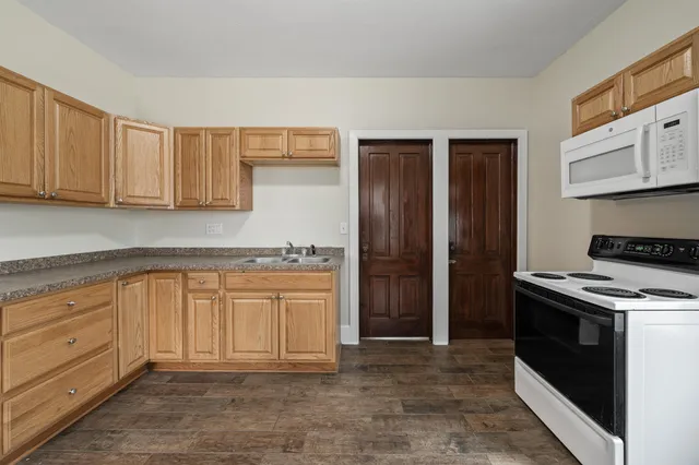 $1,950 | 208 West Chestnut Street, Burlington, WI 53105