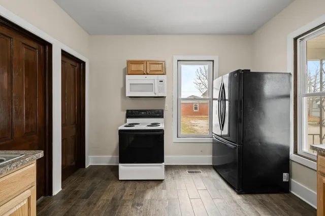 $1,950 | 208 West Chestnut Street, Burlington, WI 53105