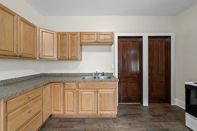 $1,950 | 208 West Chestnut Street, Burlington, WI 53105