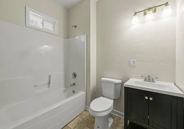 $1,950 | 208 West Chestnut Street, Burlington, WI 53105