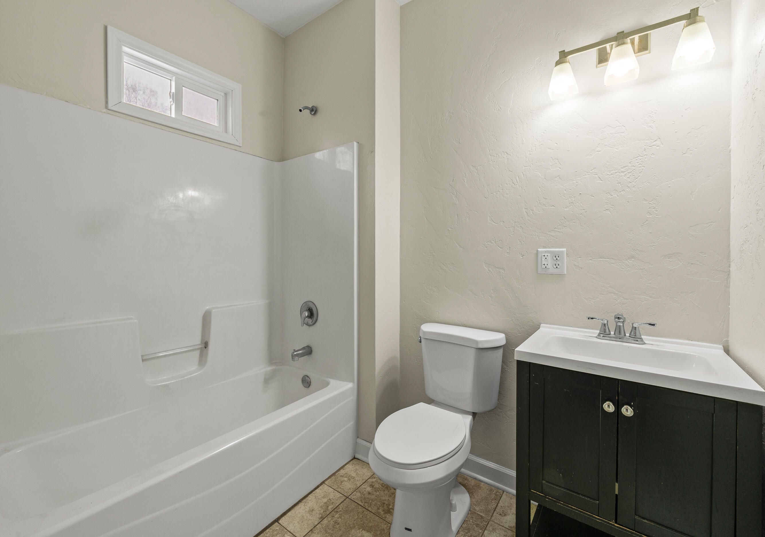 208 West Chestnut Street Burlington, WI 53105 - Photo 20 of 41 Primary bath