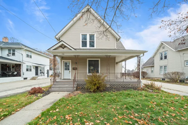 $1,950 | 208 West Chestnut Street, Burlington, WI 53105