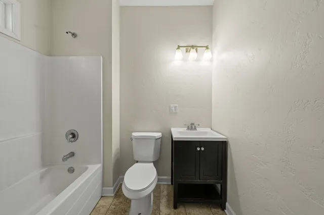 $1,950 | 208 West Chestnut Street, Burlington, WI 53105