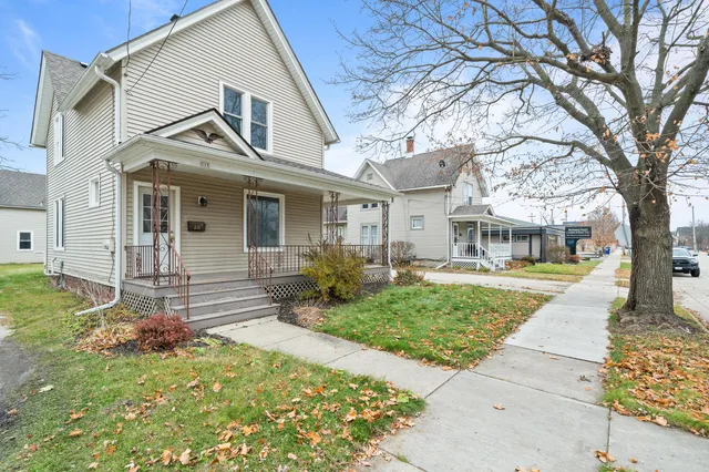 $1,950 | 208 West Chestnut Street, Burlington, WI 53105