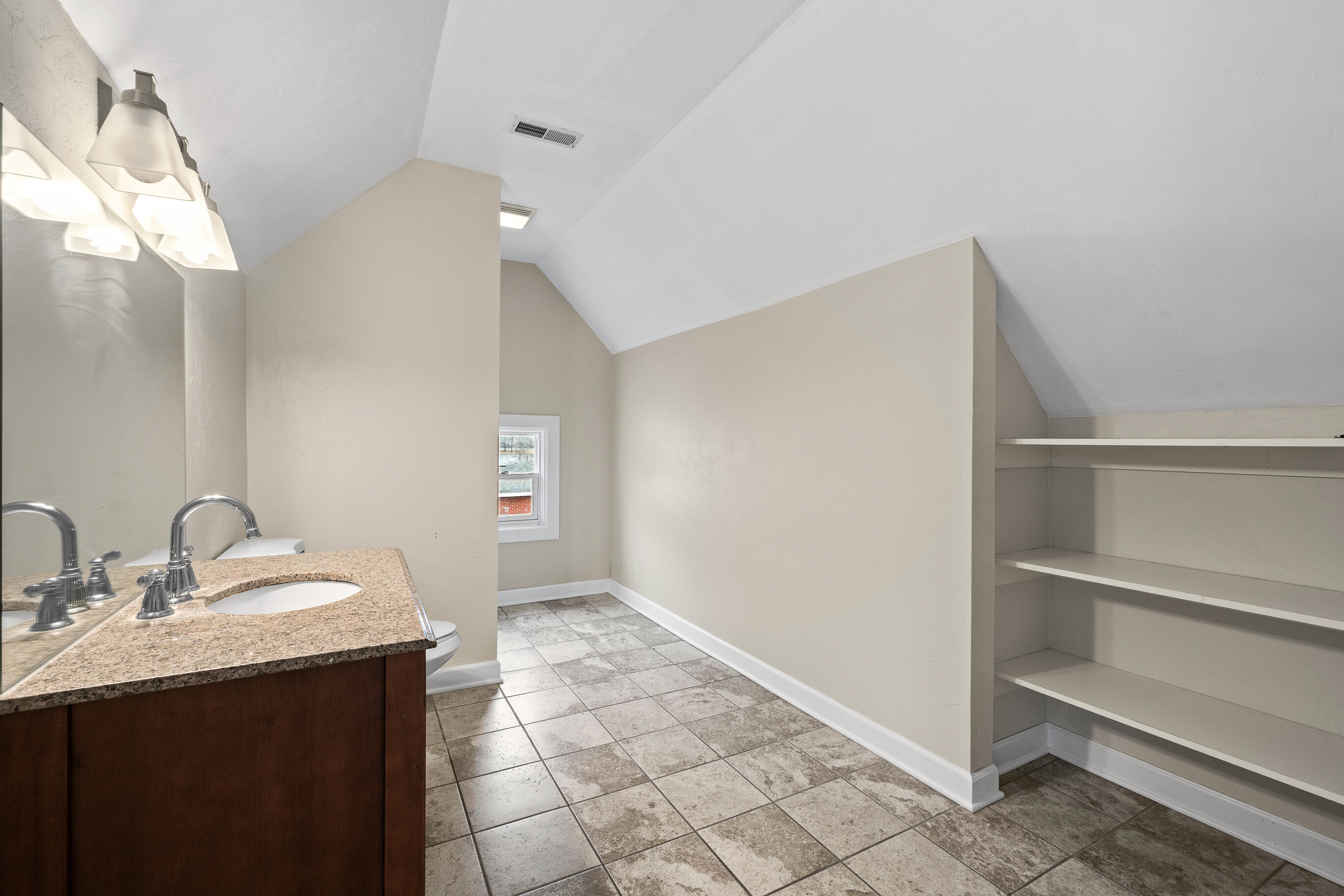 208 West Chestnut Street Burlington, WI 53105 - Photo 32 of 41 Upper Full bath