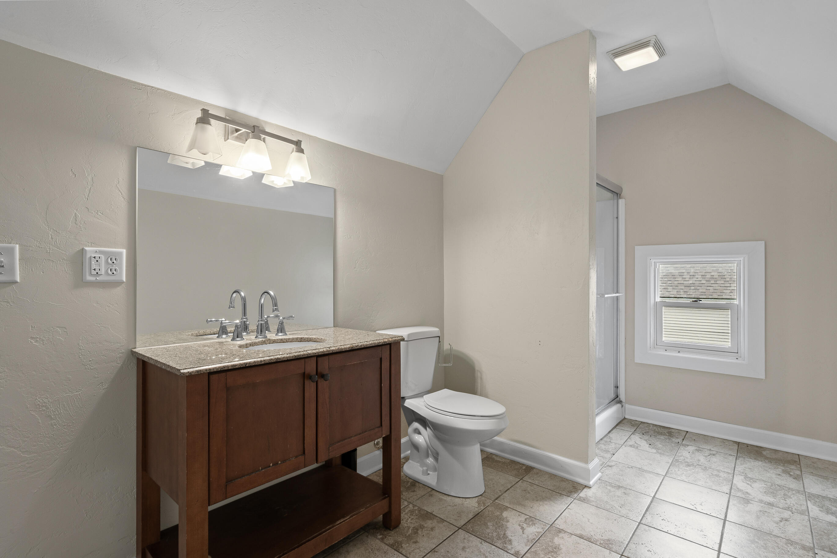 208 West Chestnut Street Burlington, WI 53105 - Photo 33 of 41 Upper Full bath