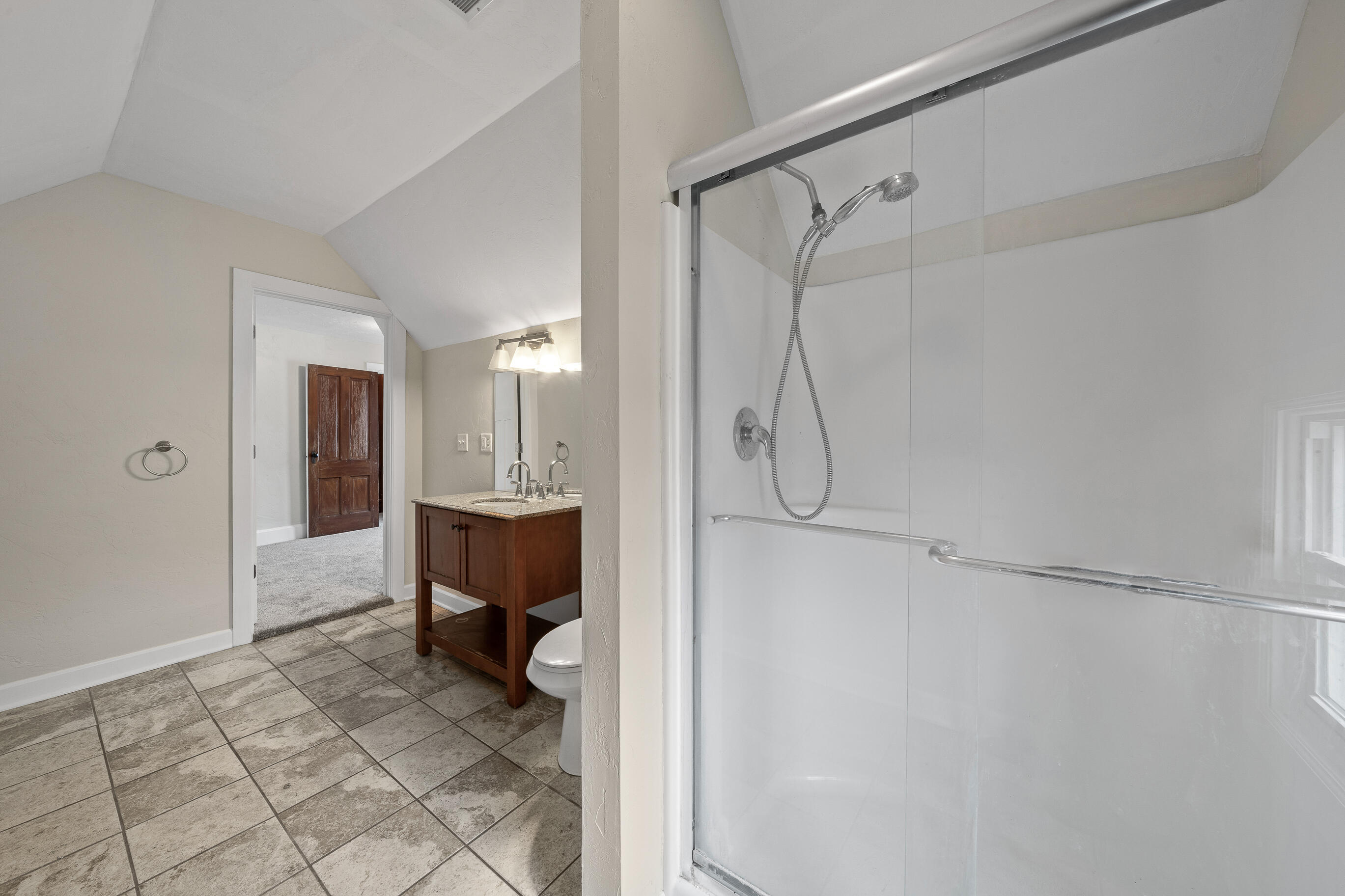 208 West Chestnut Street Burlington, WI 53105 - Photo 34 of 41 Upper Full bath