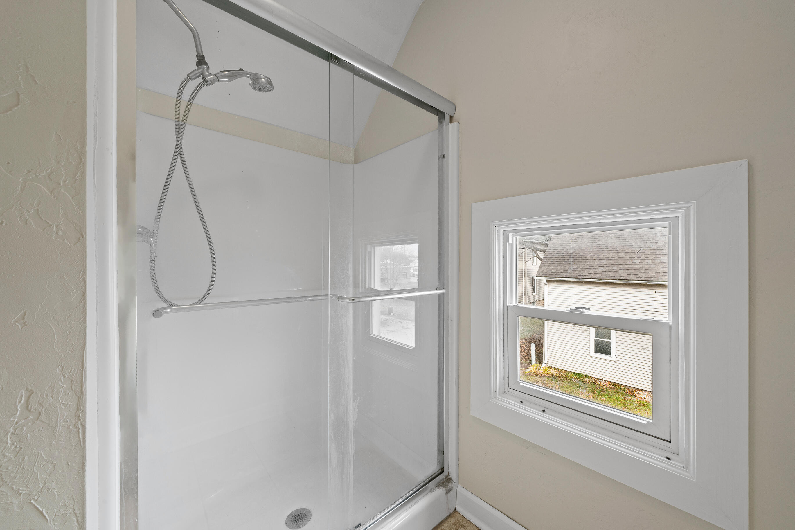 208 West Chestnut Street Burlington, WI 53105 - Photo 35 of 41 Upper Full bath