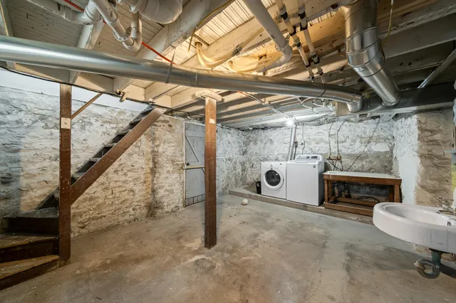 $1,950 | 208 West Chestnut Street, Burlington, WI 53105