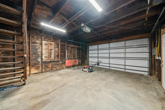 $1,950 | 208 West Chestnut Street, Burlington, WI 53105