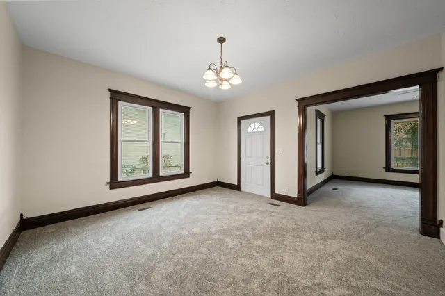 $1,950 | 208 West Chestnut Street, Burlington, WI 53105