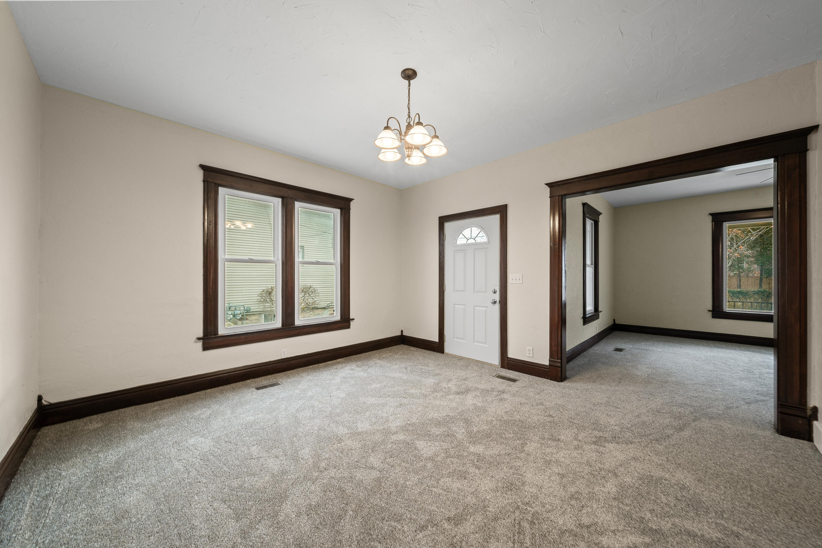 208 West Chestnut Street Burlington, WI 53105 - Photo 7 of 41 Great room