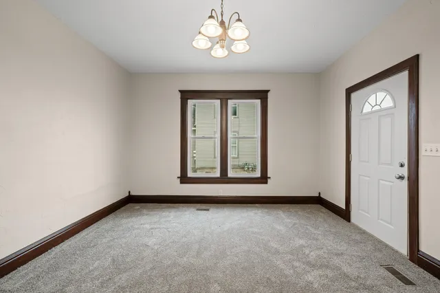 $1,950 | 208 West Chestnut Street, Burlington, WI 53105