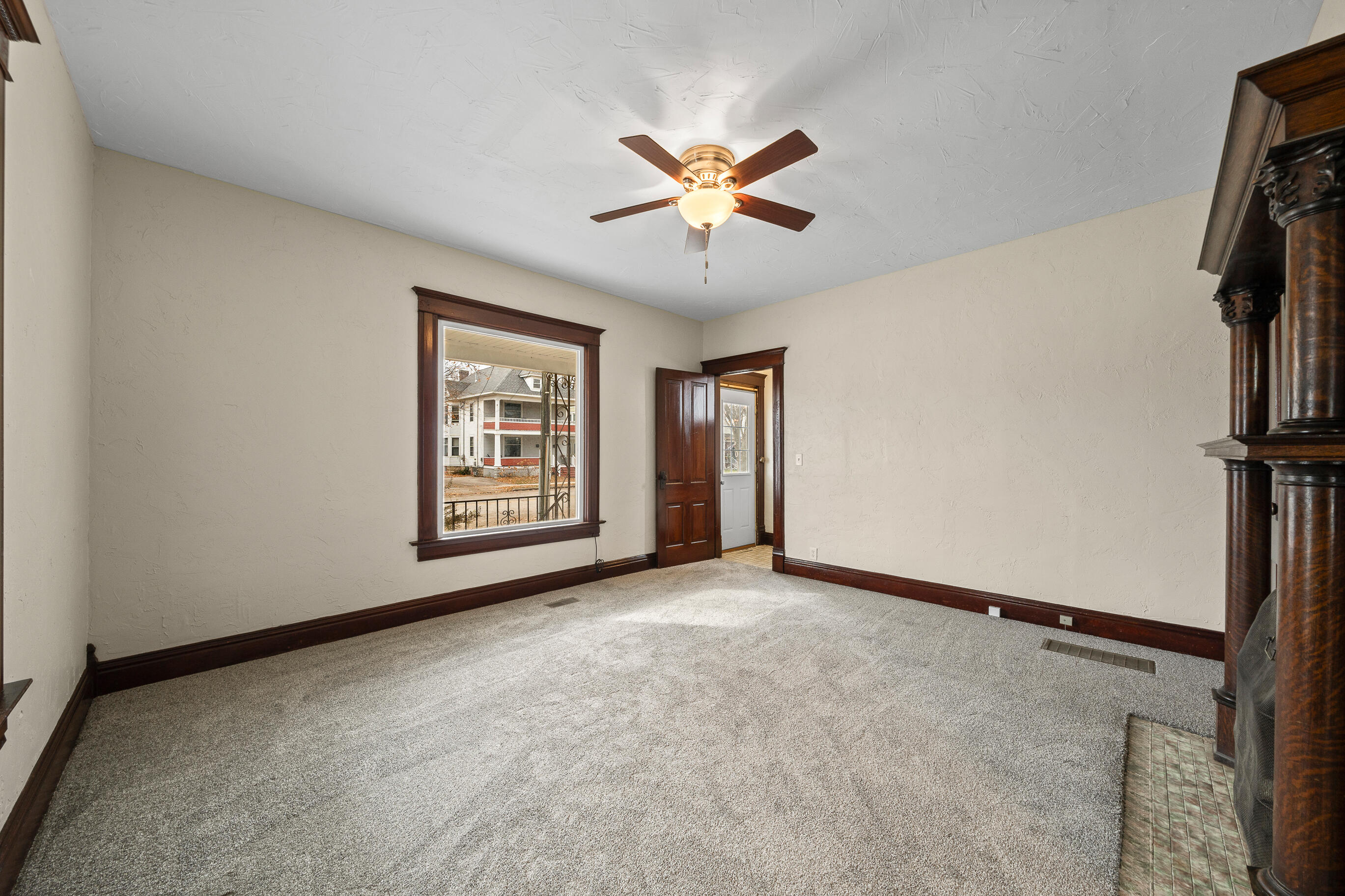 208 West Chestnut Street Burlington, WI 53105 - Photo 9 of 41 Great room with FP