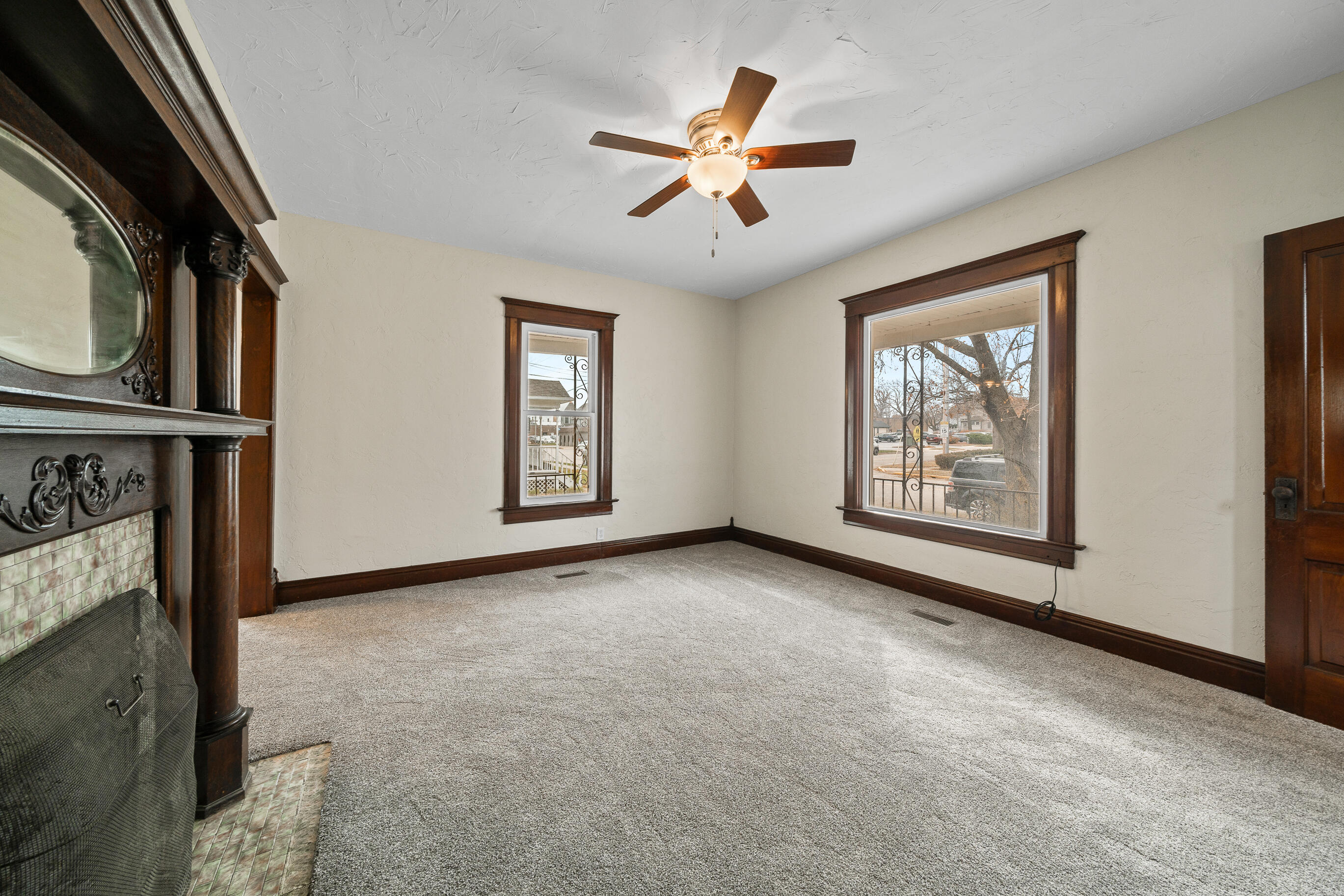 208 West Chestnut Street Burlington, WI 53105 - Photo 10 of 41 Greatroom with FP