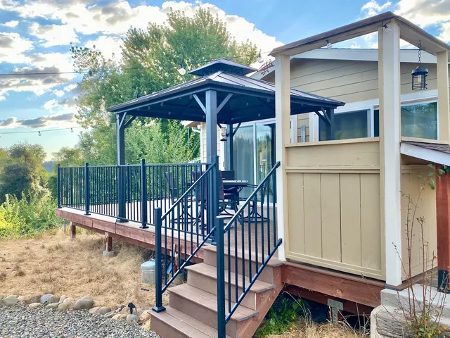 a view of a house with backyard and porch