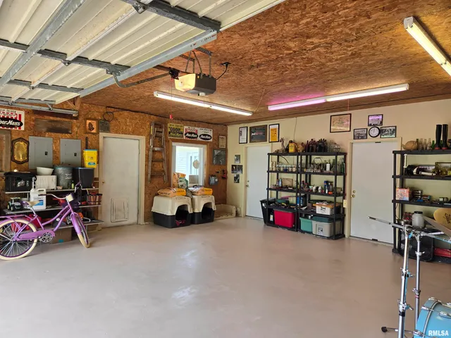 $950,000 | 1489 East 273rd Lane, Clayton, IL 62324