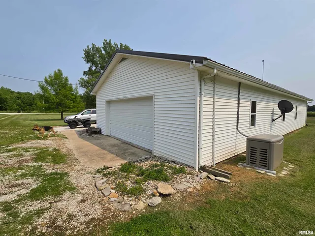 $950,000 | 1489 East 273rd Lane, Clayton, IL 62324