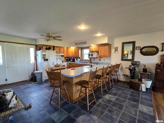 $950,000 | 1489 East 273rd Lane, Clayton, IL 62324