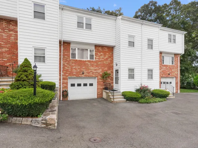 $525,000 | 102 Pine Hill Avenue, Unit A2, Stamford, CT 06906