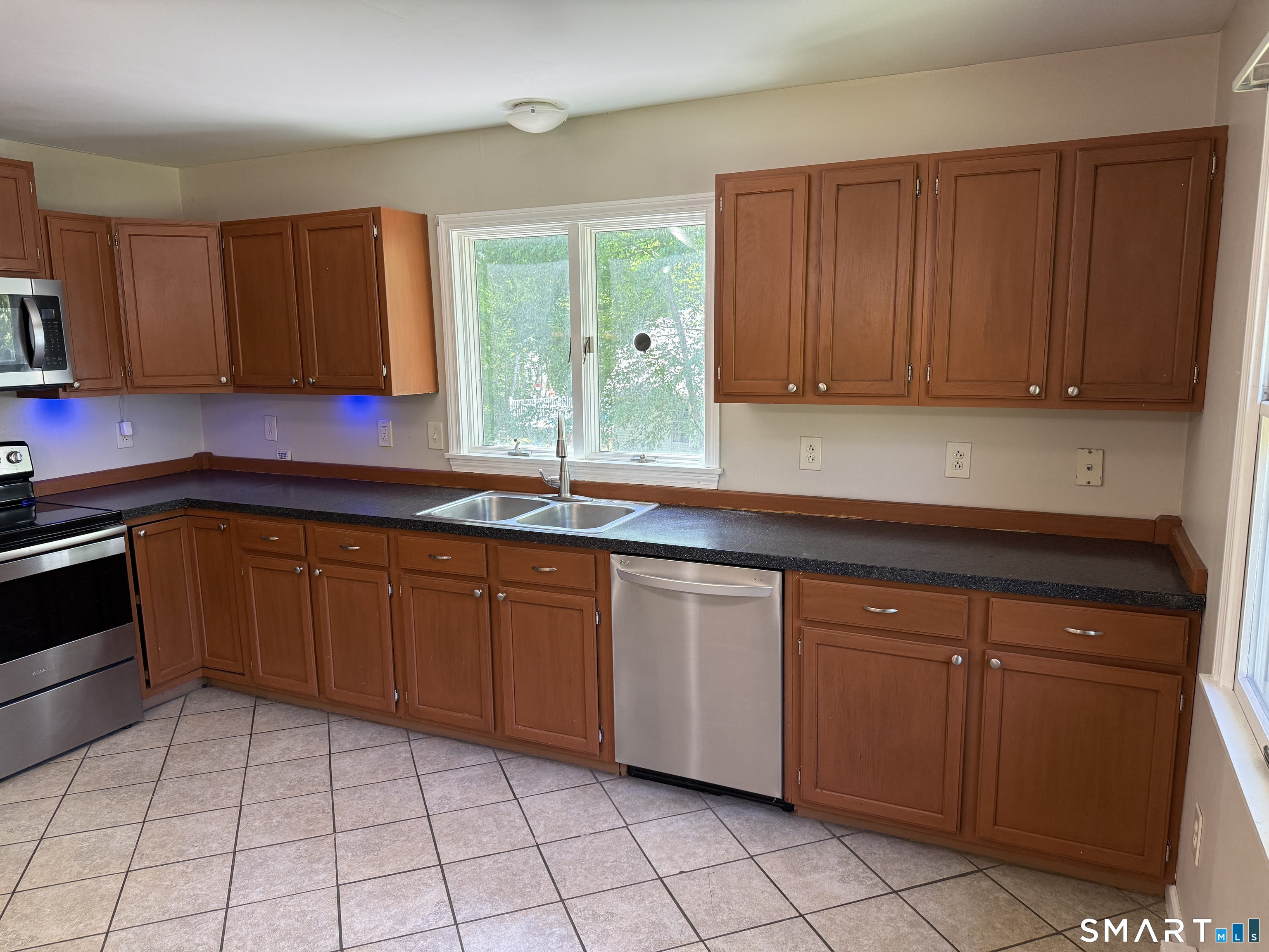 308 Noank Ledyard Road Groton, CT 06355 - Photo 5 of 38