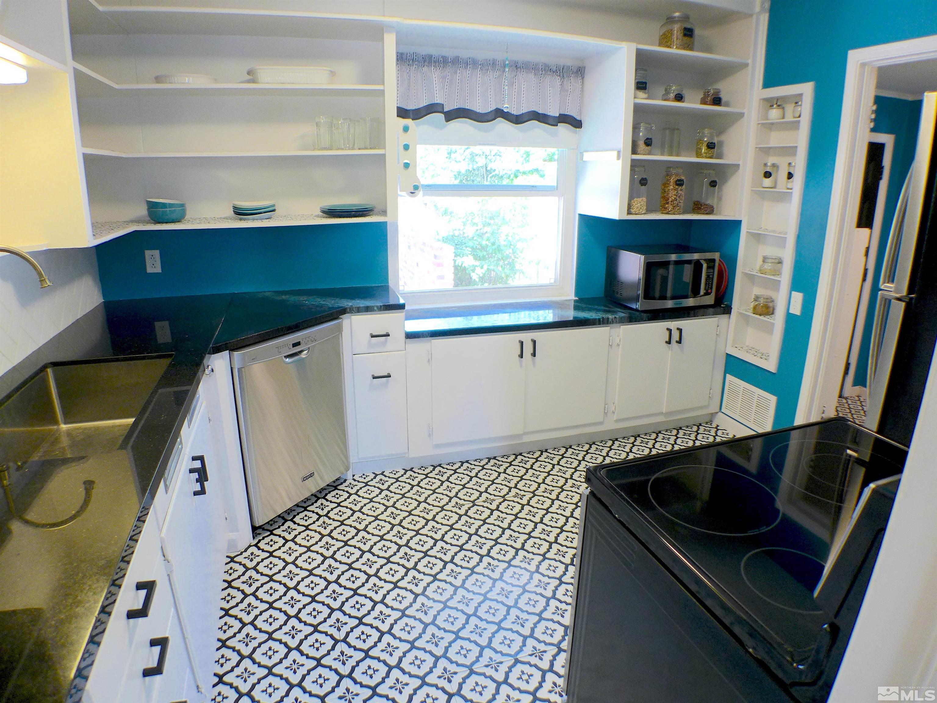 925 Yori Avenue Reno, NV 89502 - Photo 6 of 20 a bathroom with a bathtub