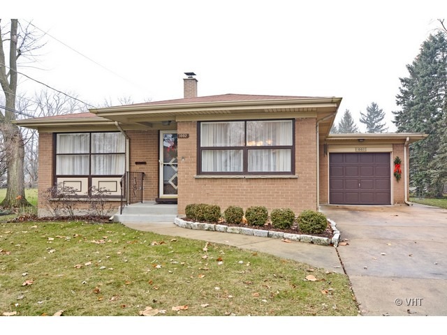 1002 Waverly Road Glen Ellyn, IL 60137 - Photo 1 of 10