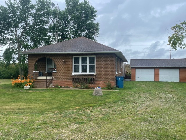 1116 North 29th Road Ottawa, IL 61350 - Photo 2 of 9 a view of a house with a yard