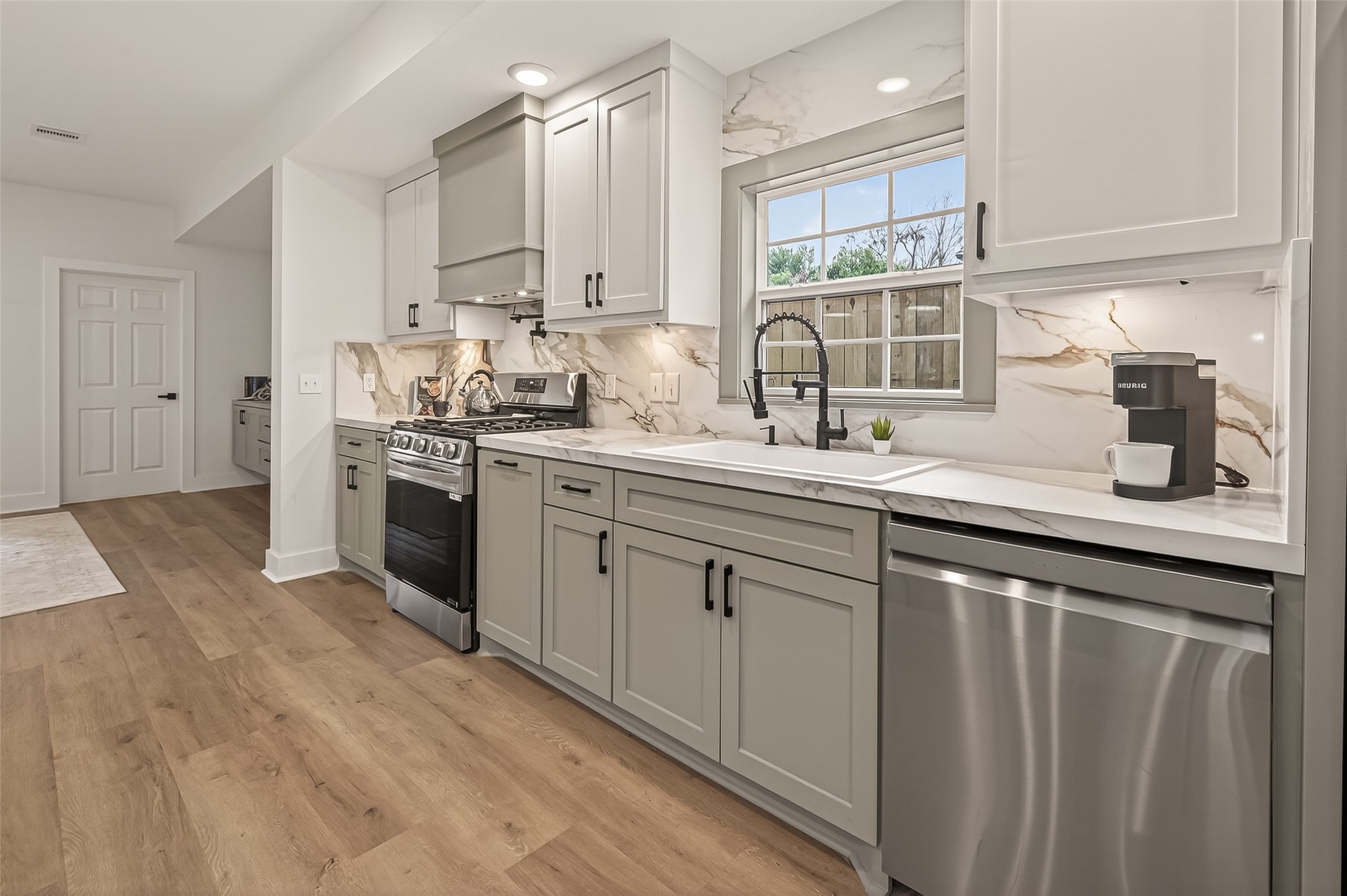 906 Eleanor Street Houston, TX 77009 - Photo 13 of 36 Window over the sink!