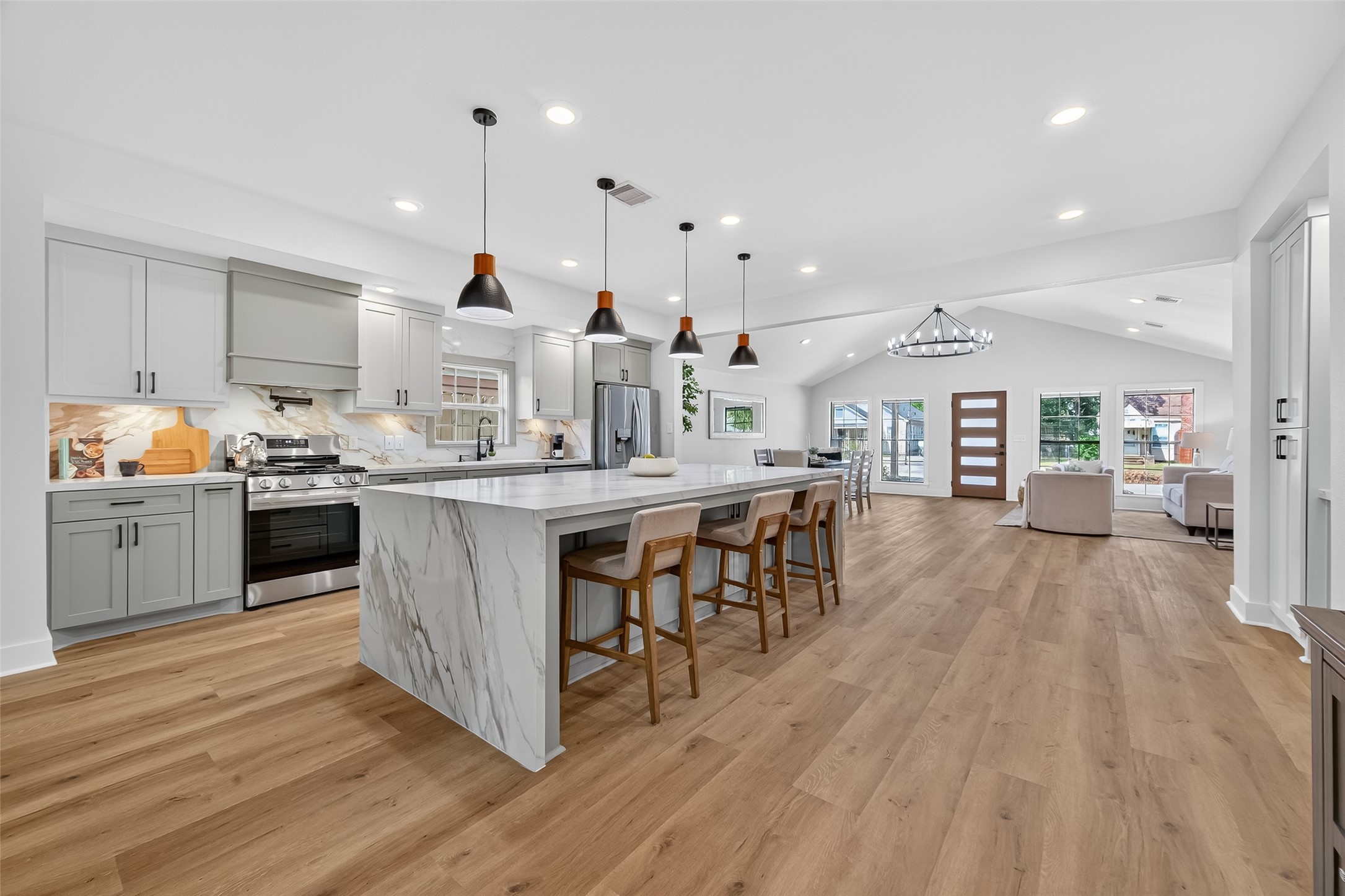 906 Eleanor Street Houston, TX 77009 - Photo 17 of 47 Here you can see the view to the front of the home.