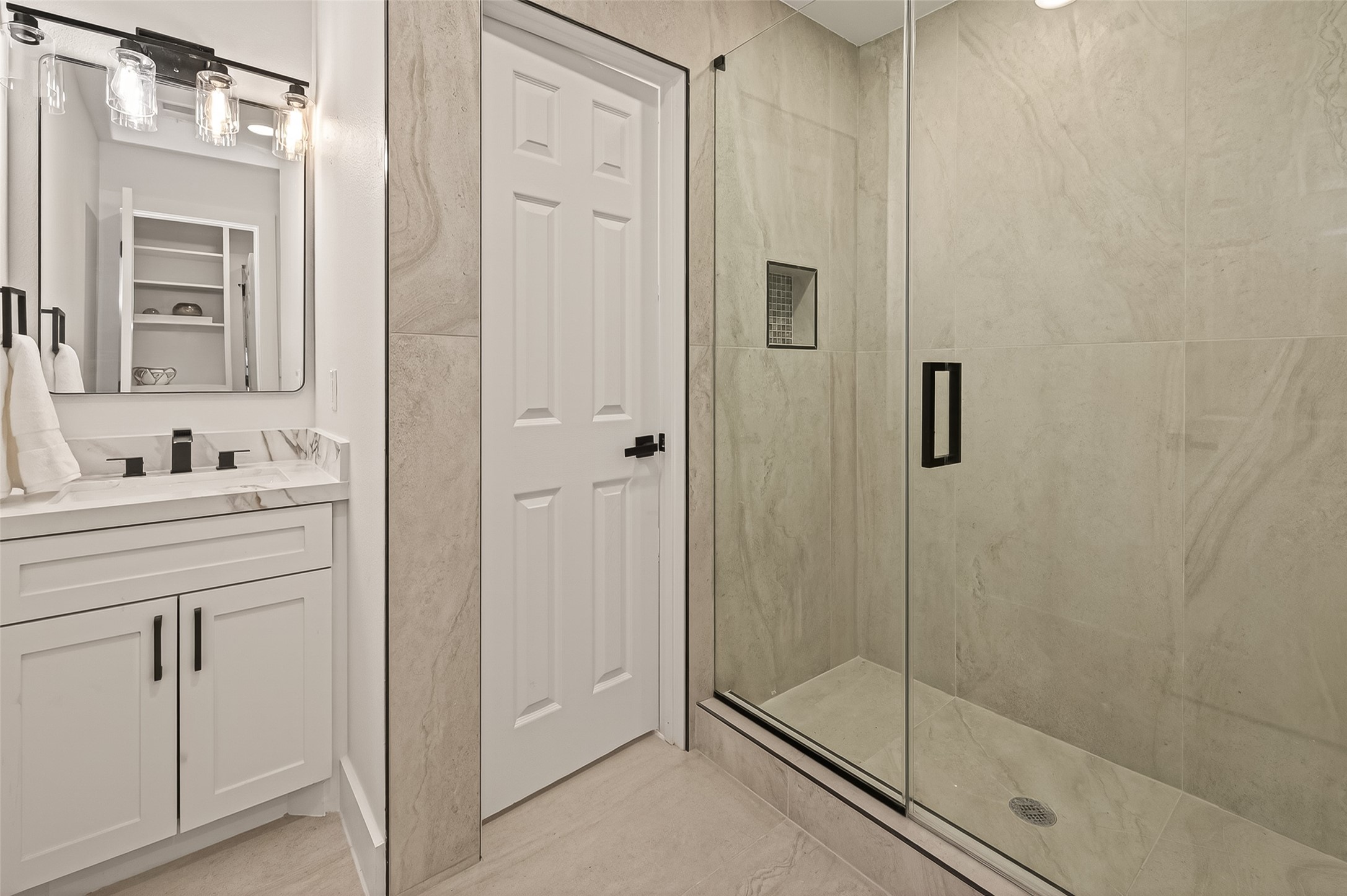 906 Eleanor Street Houston, TX 77009 - Photo 17 of 36 And full bath!