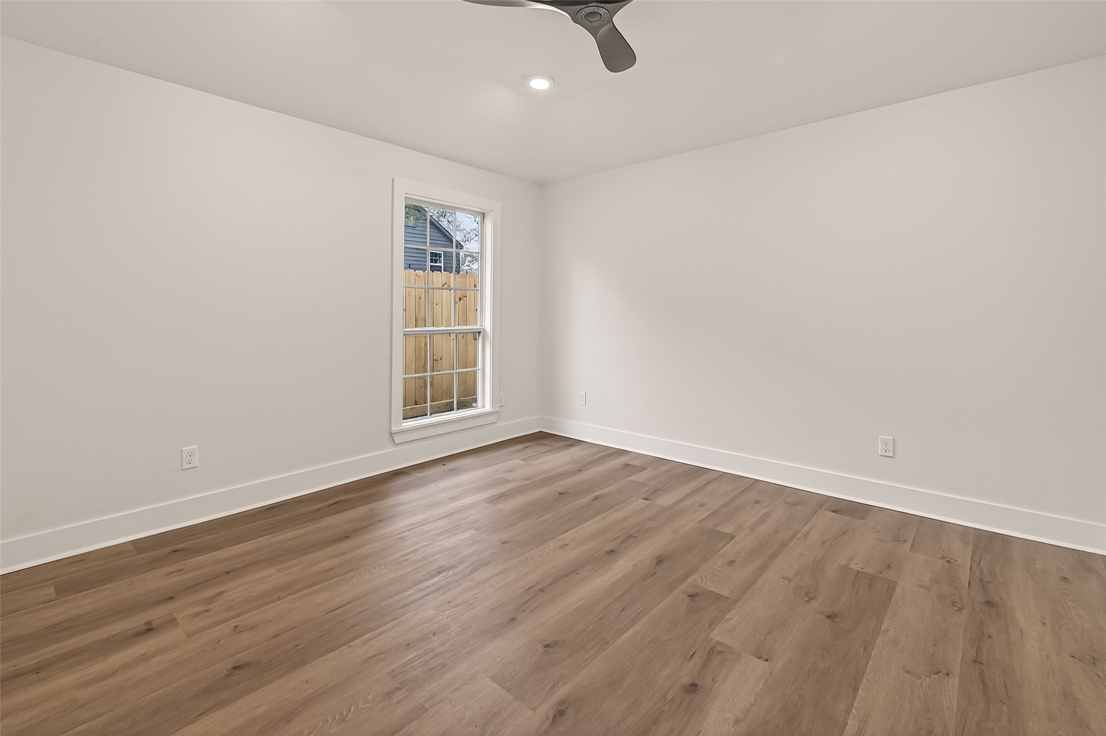 906 Eleanor Street Houston, TX 77009 - Photo 27 of 36 Second bedroom up front.