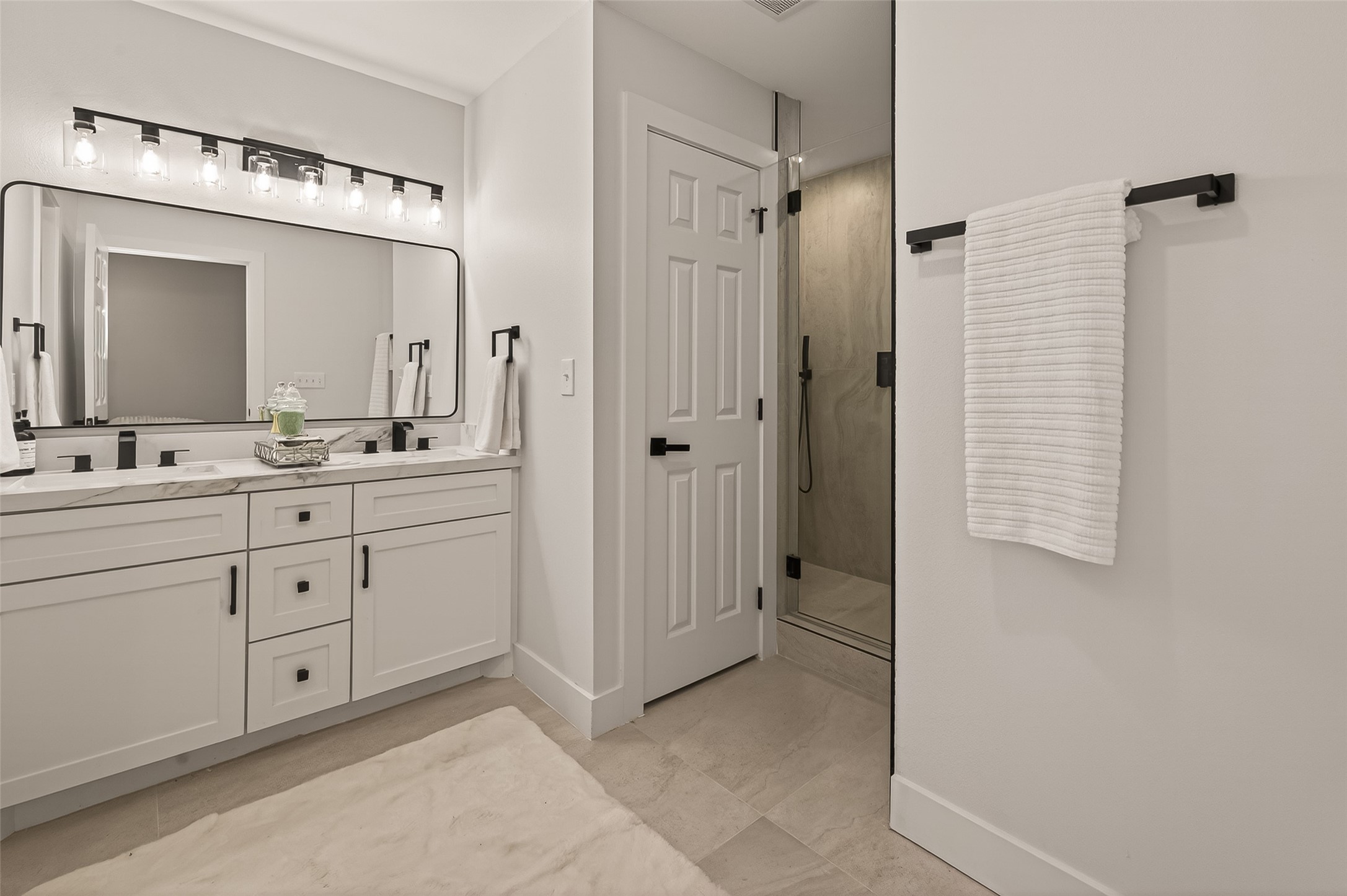 906 Eleanor Street Houston, TX 77009 - Photo 32 of 36 Spa-like primary bath!