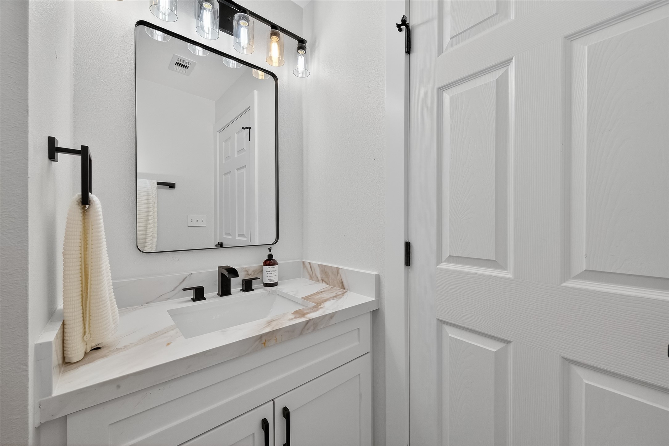 906 Eleanor Street Houston, TX 77009 - Photo 36 of 47 Hall bath.