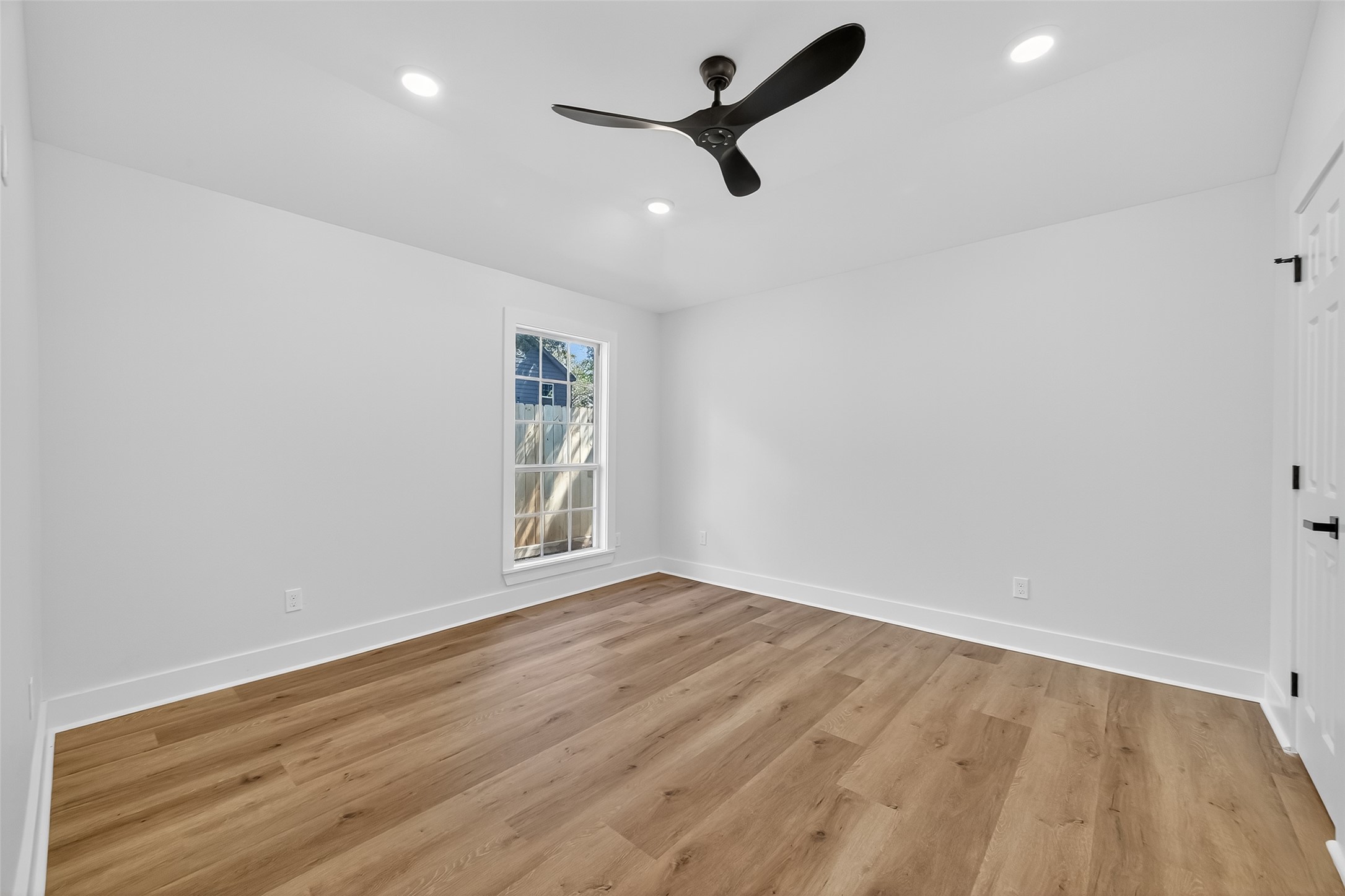 906 Eleanor Street Houston, TX 77009 - Photo 39 of 47 The other secondary bedroom.