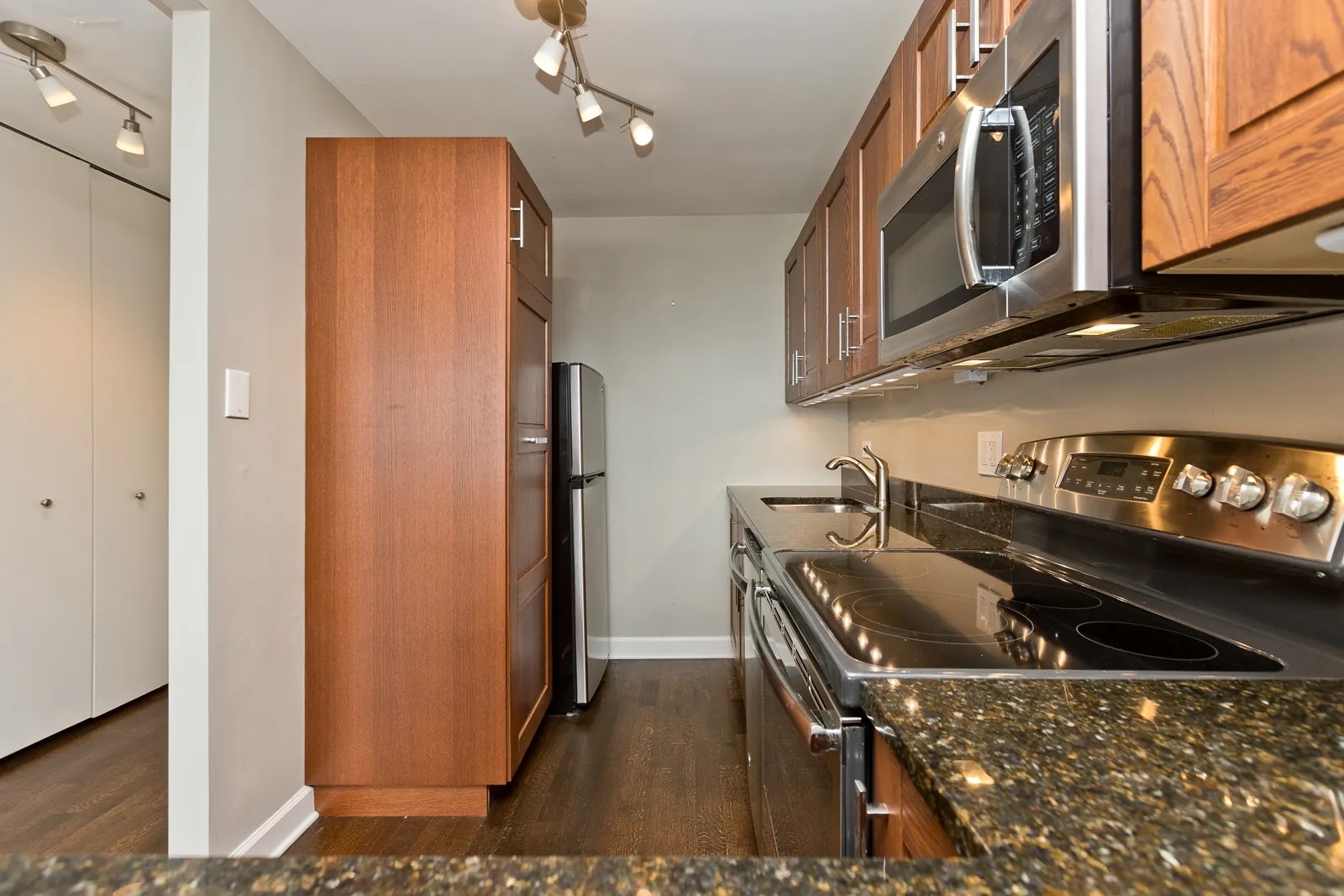 655 West Irving Park Road, Unit 811 Chicago, IL 60613 - Photo 4 of 10
