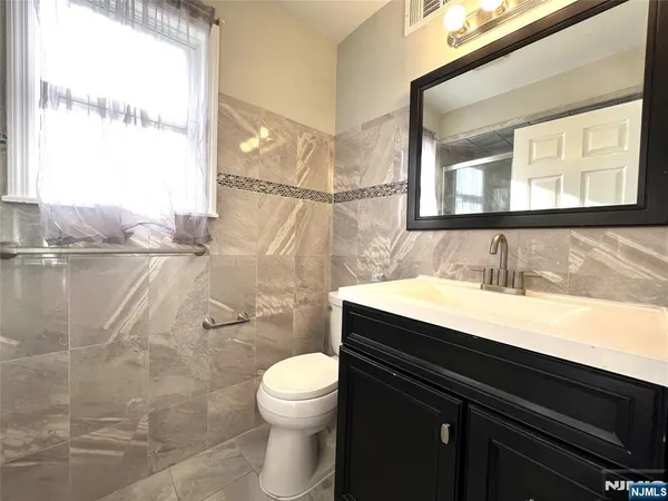 $3,100 | 25 Wallis Avenue, Jersey City, NJ 07306