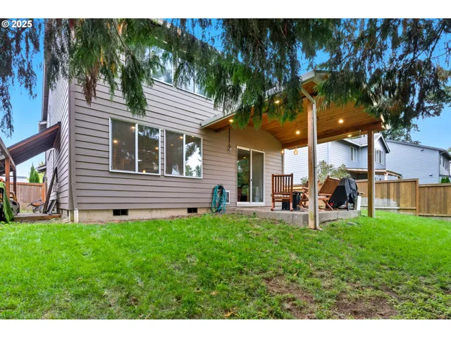 a view of a house with backyard