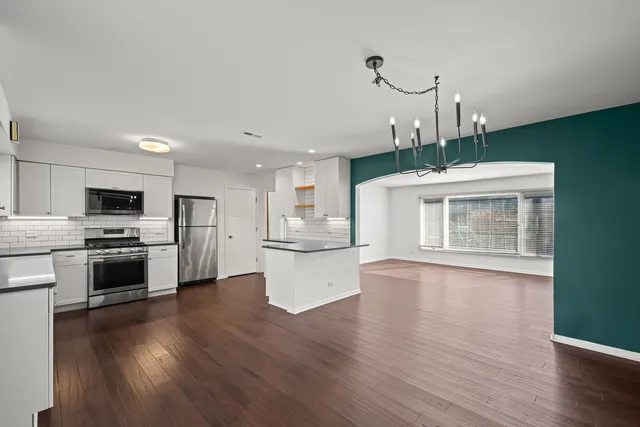 $3,600 | 523 Elm Street, Deerfield, IL 60015