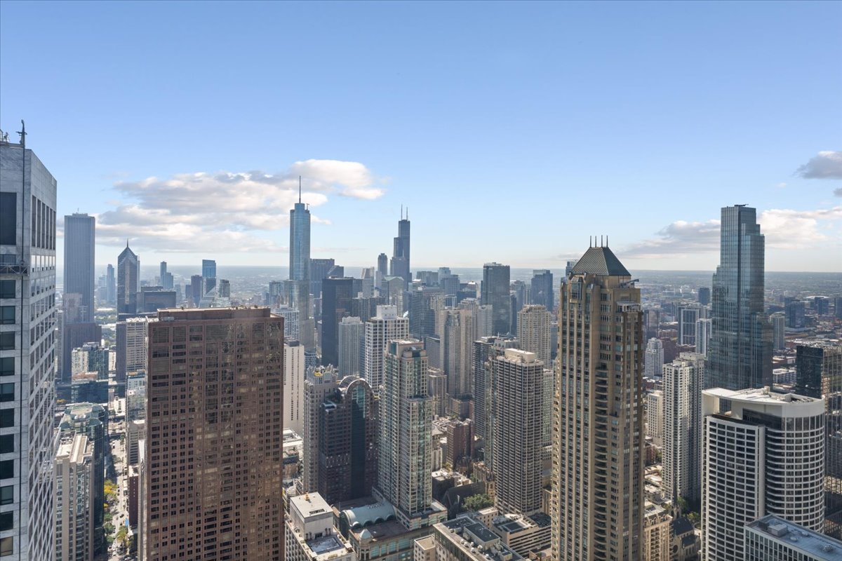 175 East Delaware Place, Unit 7008 Chicago, IL 60611 - Photo 18 of 28 a city view