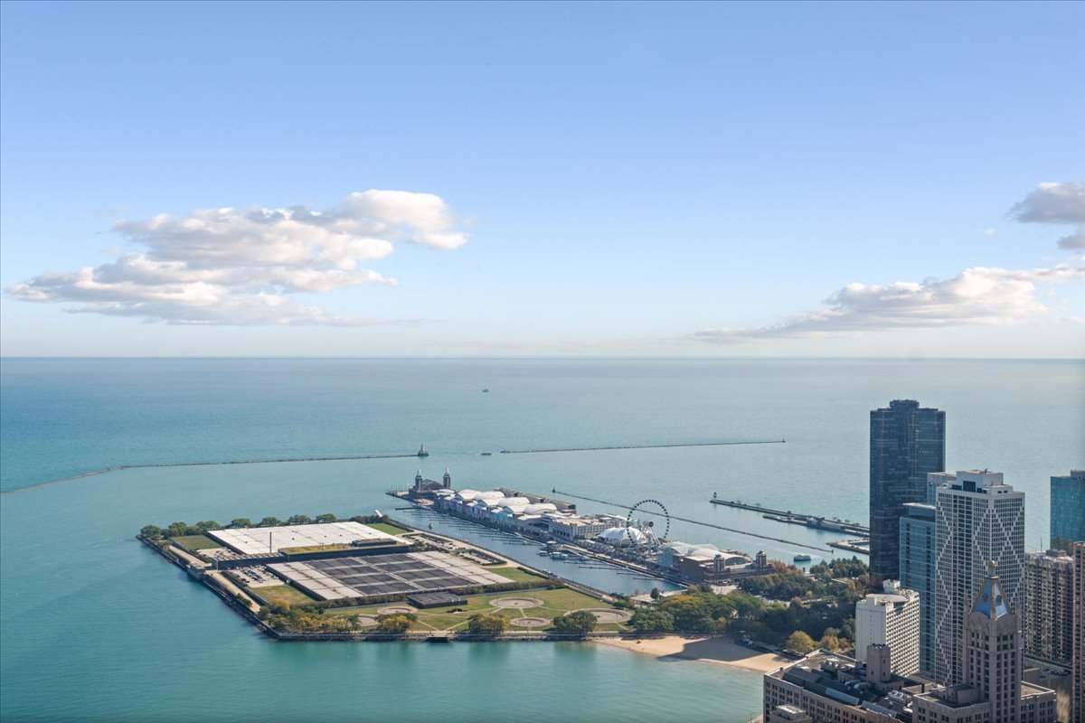 175 East Delaware Place, Unit 7008 Chicago, IL 60611 - Photo 23 of 28