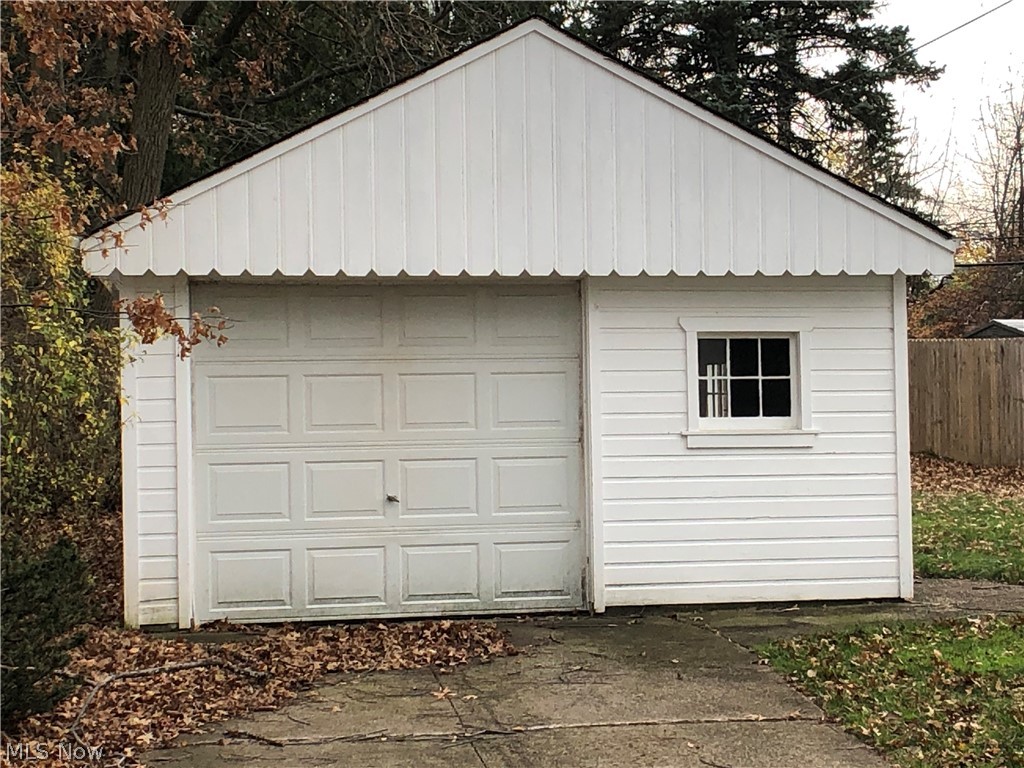 4186 Delroy Road Cleveland, OH 44121 - Photo 6 of 27