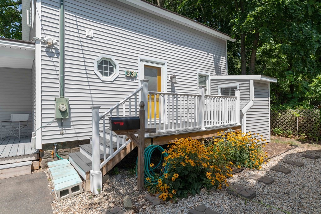 33 R Maine Avenue Easthampton, MA 01027 - Photo 2 of 19