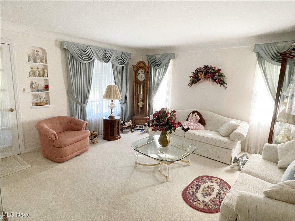1430 Belrose Road Cleveland, OH 44124 - Photo 9 of 27 Cozy living room