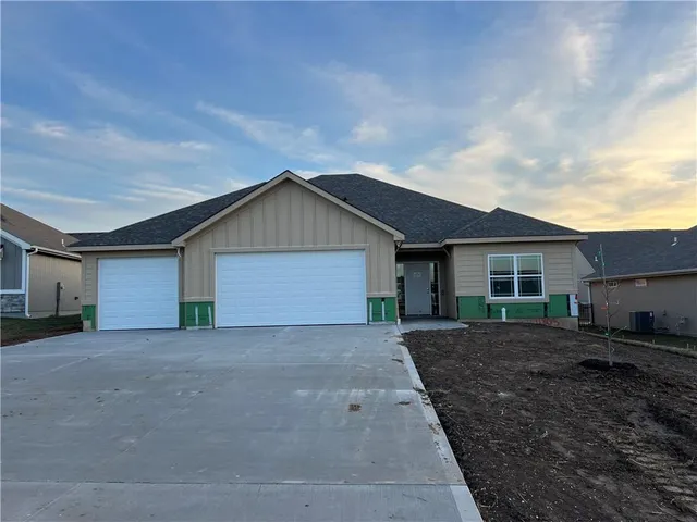 $425,000 | 11805 East Ridgeview Court, Peculiar, MO 64078