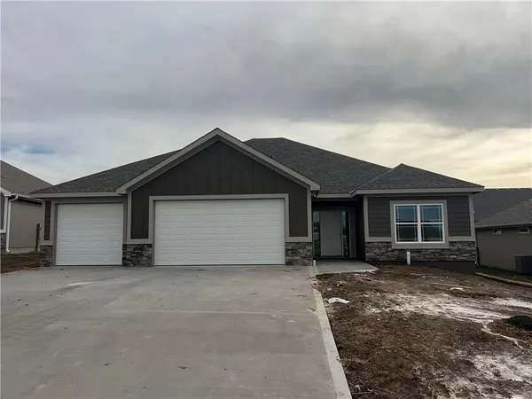 $425,000 | 11805 East Ridgeview Court, Peculiar, MO 64078